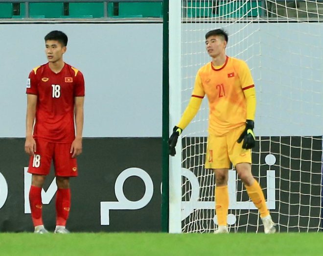 Cầu thủ U23 Việt Nam cắn răng thi đấu, ôm đầu thất vọng vì bàn thua phút cuối - Ảnh 3.