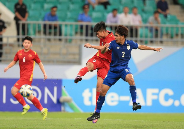 Cầu thủ U23 Việt Nam cắn răng thi đấu, ôm đầu thất vọng vì bàn thua phút cuối - Ảnh 4.