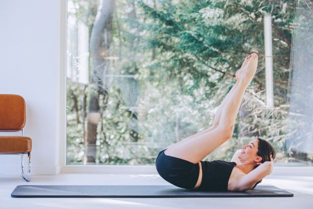 5 bài tập Pilates giúp săn chắc bụng đón hè - Ảnh 3.