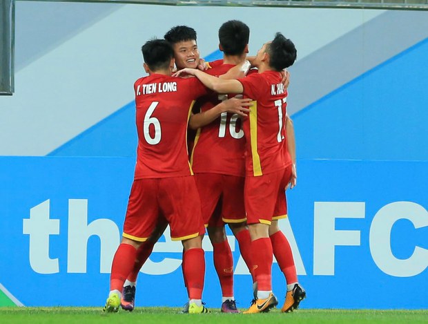 Cầu thủ U23 Việt Nam cắn răng thi đấu, ôm đầu thất vọng vì bàn thua phút cuối - Ảnh 5.