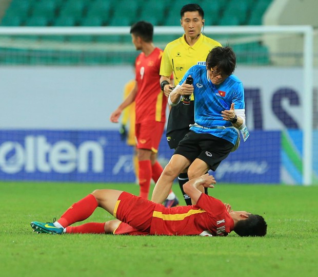 Cầu thủ U23 Việt Nam cắn răng thi đấu, ôm đầu thất vọng vì bàn thua phút cuối - Ảnh 6.