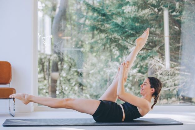 5 bài tập Pilates giúp săn chắc bụng đón hè - Ảnh 4.