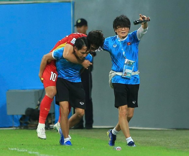 Cầu thủ U23 Việt Nam cắn răng thi đấu, ôm đầu thất vọng vì bàn thua phút cuối - Ảnh 8.