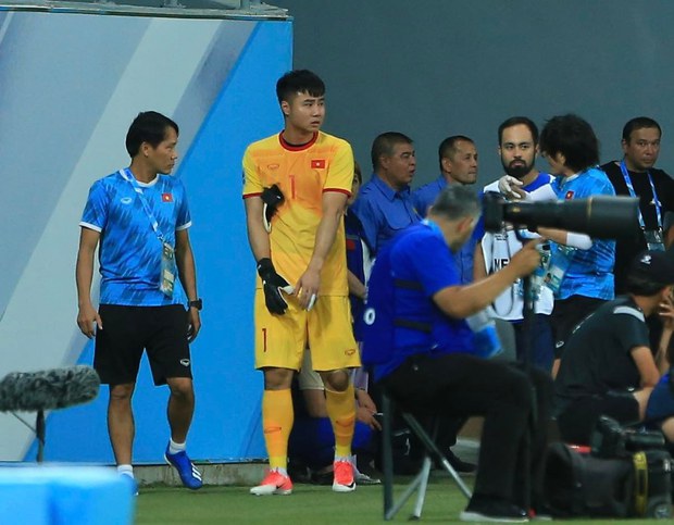 Cầu thủ U23 Việt Nam cắn răng thi đấu, ôm đầu thất vọng vì bàn thua phút cuối - Ảnh 9.
