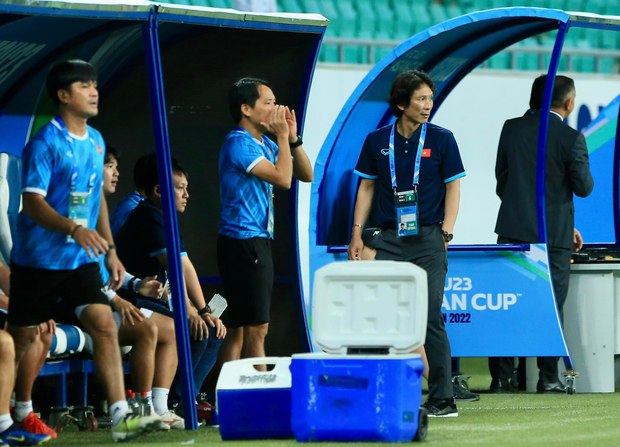 Cầu thủ U23 Việt Nam cắn răng thi đấu, ôm đầu thất vọng vì bàn thua phút cuối - Ảnh 10.