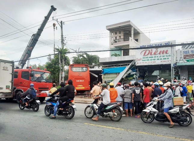 Xe khách lao vào quán cà phê, 5 người thương vong - Ảnh 1.