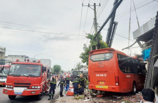 Xe khách lao vào quán cà phê, 5 người thương vong - Ảnh 2.