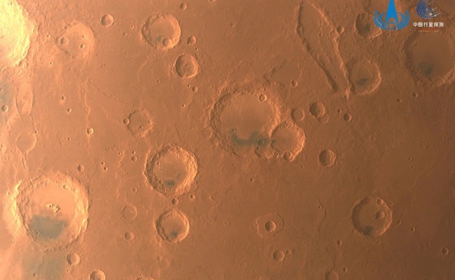Tàu vũ trụ Trung Quốc chụp được hình ảnh toàn bộ sao Hỏa - Ảnh 1.