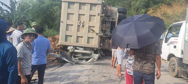 The terrifying moment the truck overturned and crushed the car, causing 3 deaths - Photo 4.