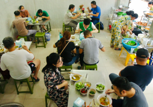 Quán bún đầu cá hiếm hoi ở Hà Nội, siêu đông khách nhờ tận dụng thứ bỏ đi - Ảnh 1.