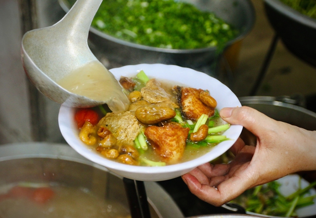 Quán bún đầu cá hiếm hoi ở Hà Nội, siêu đông khách nhờ tận dụng thứ bỏ đi - Ảnh 7.