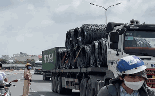 CLIP: Dây vải dù chằng cả chục tấn thép cuộn trên xe bon bon qua đường Nguyễn Văn Linh