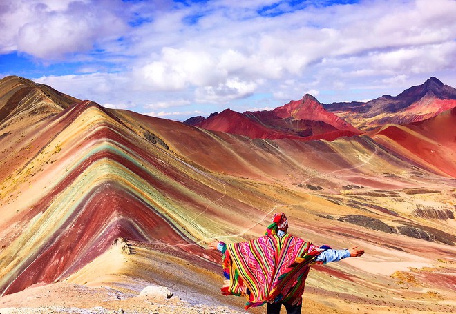 Vinicunca Mountain: An amazing natural wonder, so beautiful that it was dubbed the most surreal rainbow on the planet - Photo 1.