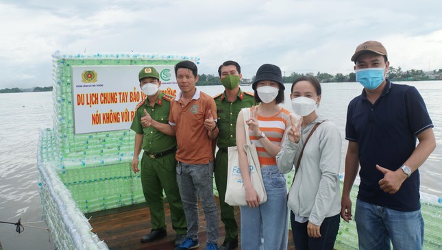 Unique boat made from 2,500 plastic bottles in the middle of Hau River - Photo 1.