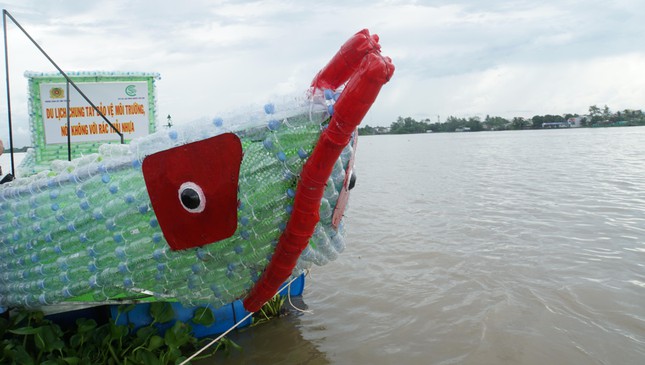 Độc đáo chiếc thuyền làm từ 2.500 chai nhựa giữa sông Hậu - Ảnh 2.