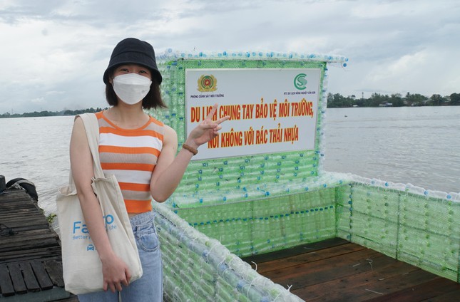 Unique boat made from 2,500 plastic bottles in the middle of Hau River - Photo 3.