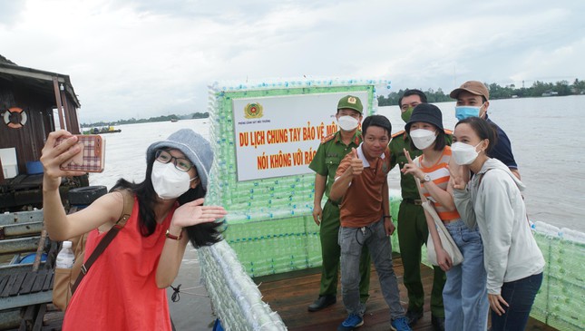 Unique boat made from 2,500 plastic bottles in the middle of Hau River - Photo 4.