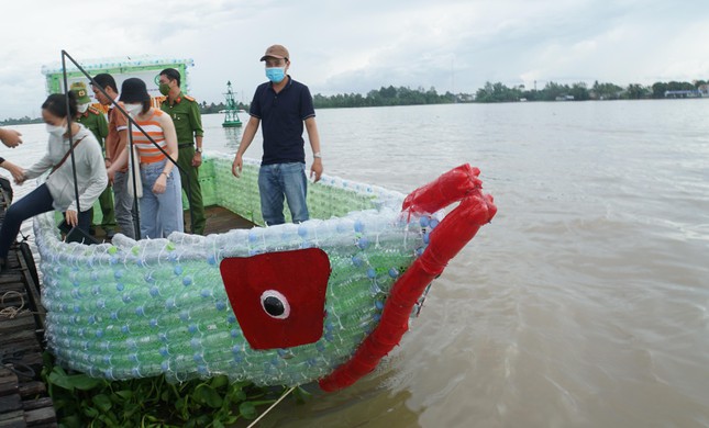 Unique boat made from 2,500 plastic bottles in the middle of Hau River - Photo 5.