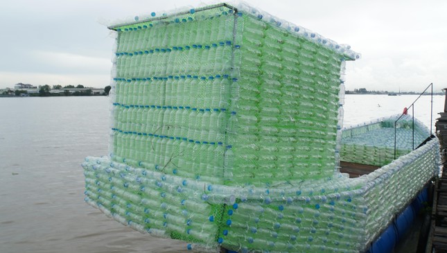 Unique boat made from 2,500 plastic bottles in the middle of Hau River - Photo 7.