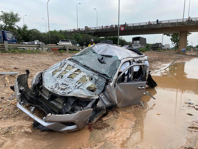 Ô tô Fortuner nát bươm sau va chạm Lexus - Ảnh 1. Ô tô Fortuner nát bươm sau va chạm Lexus - Ảnh 1.