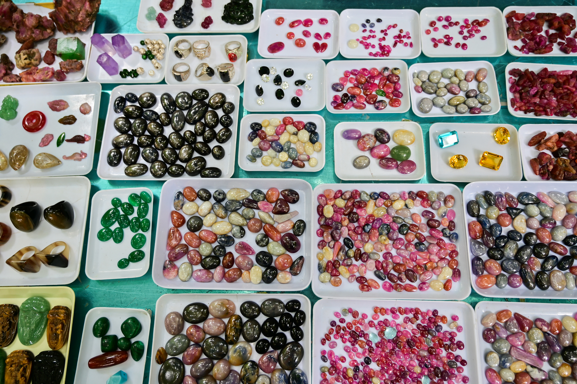 Đá quý tiền tỷ được bày bán la liệt như rau ở khu chợ độc nhất Hà Nội - Ảnh 11.