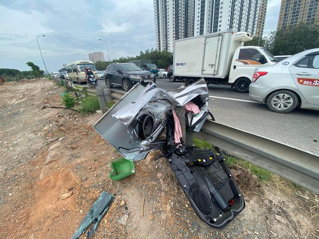 Ô tô Fortuner nát bươm sau va chạm Lexus - Ảnh 3. Ô tô Fortuner nát bươm sau va chạm Lexus - Ảnh 3.