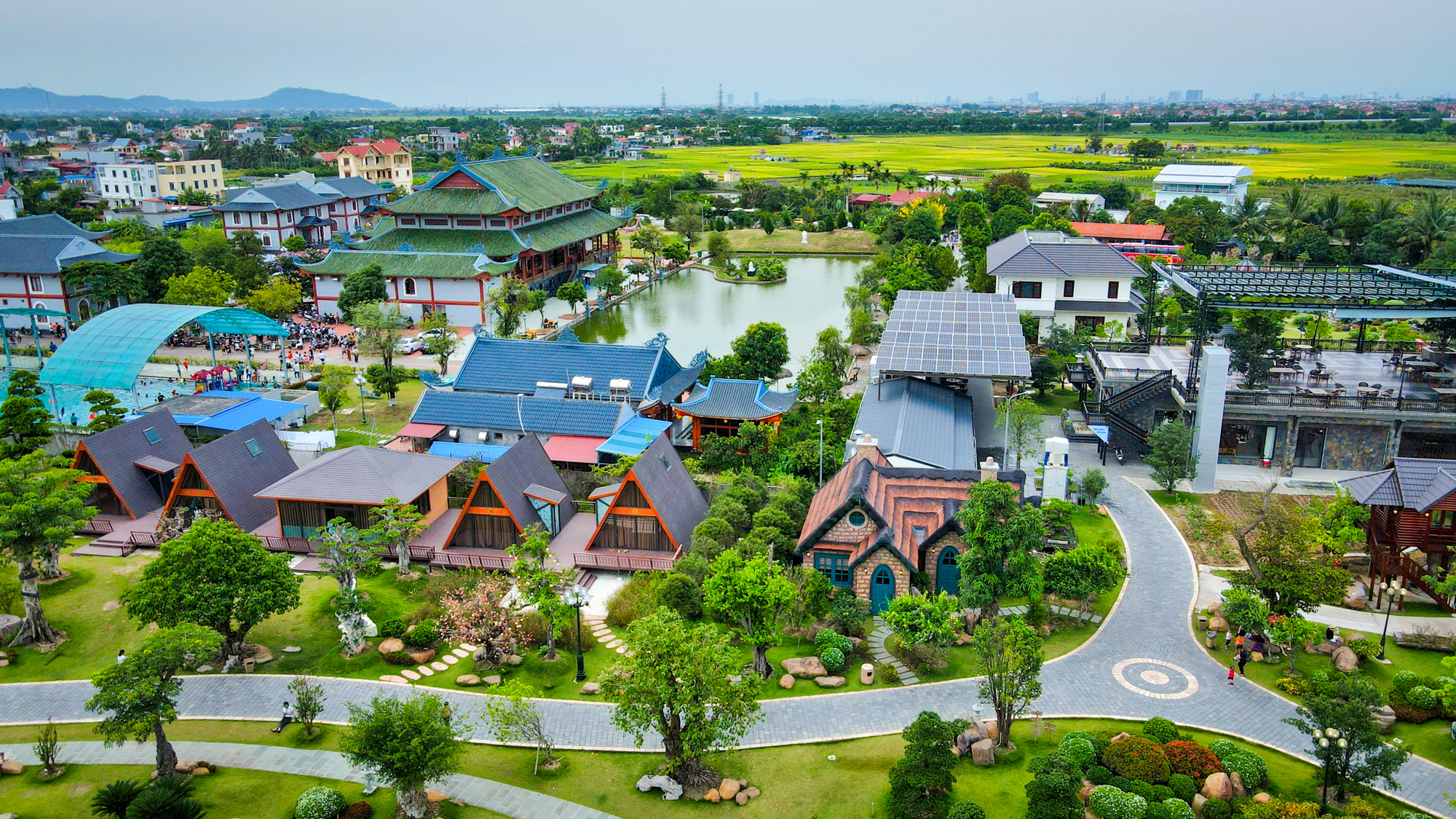 Cận cảnh resort trái phép rộng 4 ha sắp bị phá dỡ ở Hải Phòng - Ảnh 3.