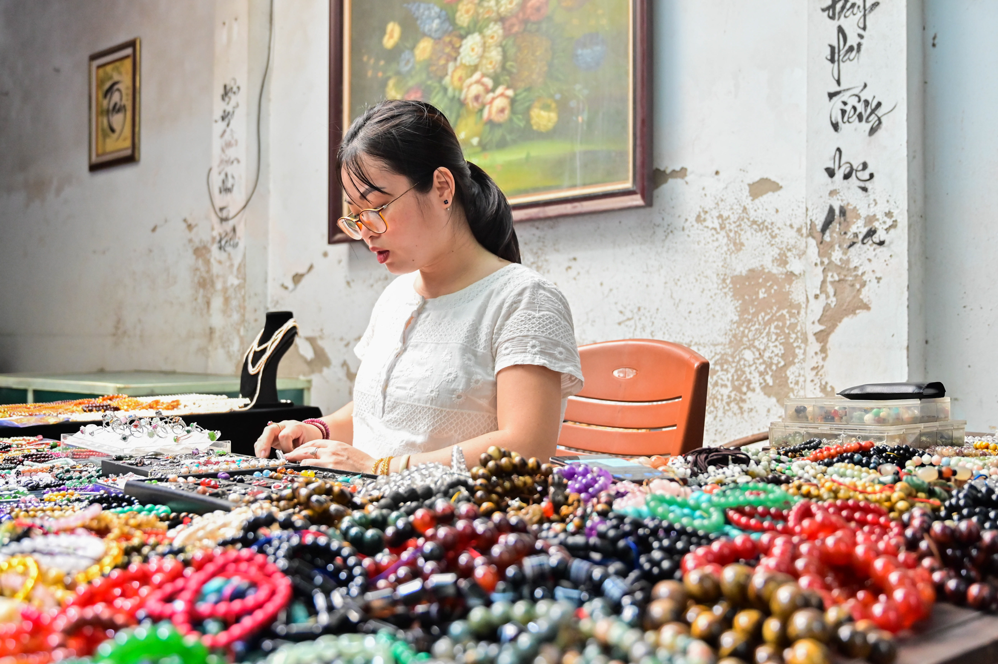 Đá quý tiền tỷ được bày bán la liệt như rau ở khu chợ độc nhất Hà Nội - Ảnh 4. Đá quý tiền tỷ được bày bán la liệt như rau ở khu chợ độc nhất Hà Nội - Ảnh 4.