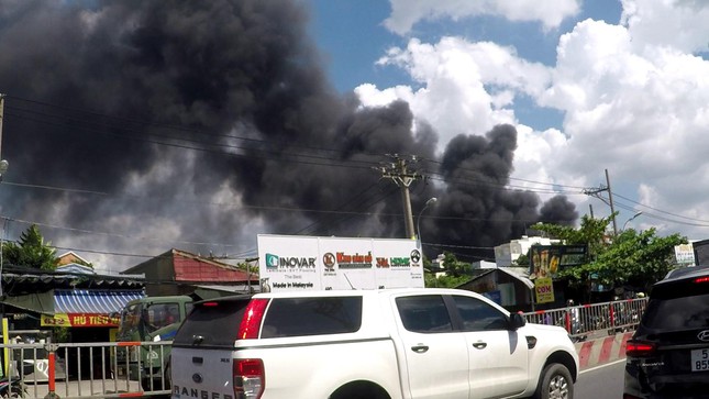 Big fire at the illegal car parking lot of the Ho Chi Minh City Police - Photo 1.