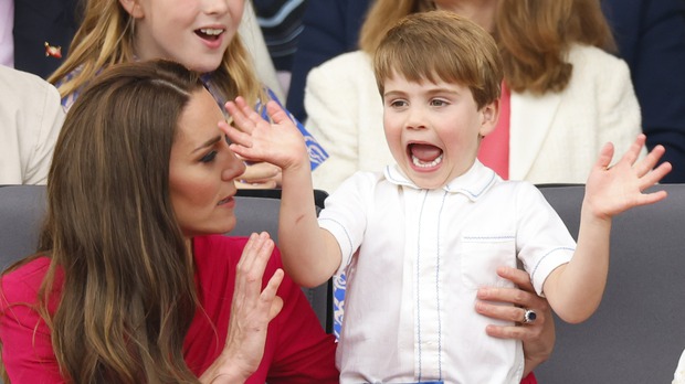 Hoàng tử bé Louis tiếp tục thu hút sự chú ý tại Lễ kỷ niệm Bạch kim bởi loạt biểu cảm cực dễ thương - Ảnh 1.