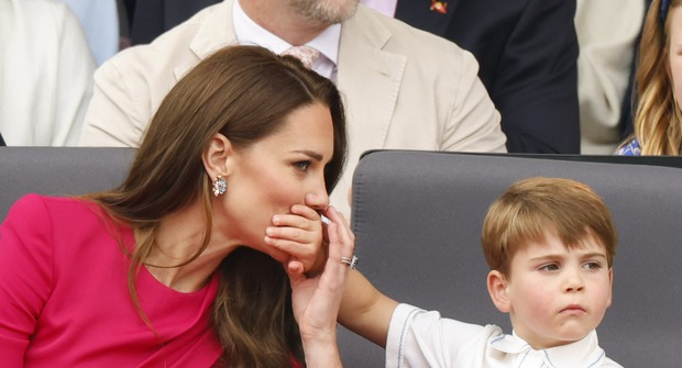 Hoàng tử bé Louis tiếp tục gây chú ý tại Đại lễ Bạch kim vì loạt biểu cảm cực dễ thương - Ảnh 2.