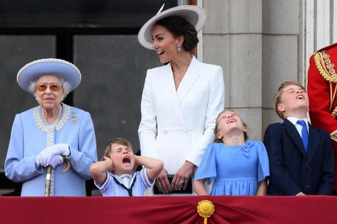 Hoàng tử bé Louis tiếp tục gây chú ý tại Đại lễ Bạch kim vì loạt biểu cảm cực dễ thương - Ảnh 11.