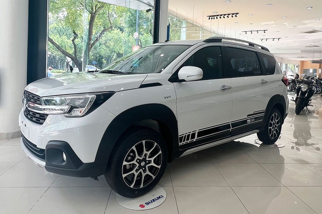 Loạt xe đua nâng cấp trang bị tại Việt Nam: Mercedes-Benz chơi lớn, Nissan vội sửa sai - Ảnh 4.