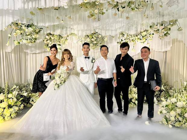 Đám cưới Mạc Văn Khoa: Nghệ sĩ Hoài Linh bất ngờ xuất hiện, dàn sao đình đám hội ngộ - Ảnh 7.