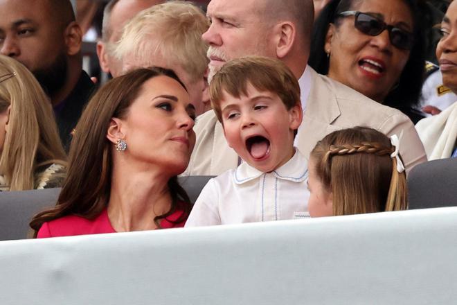 Hoàng tử bé Louis tiếp tục gây chú ý tại Đại lễ Bạch kim vì loạt biểu cảm cực dễ thương - Ảnh 8.