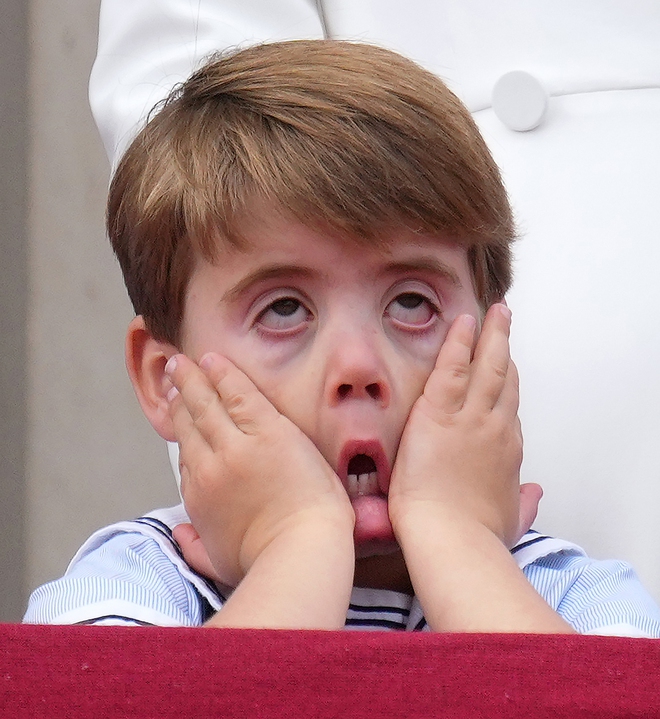 Hoàng tử bé Louis tiếp tục thu hút sự chú ý tại Lễ kỷ niệm bạch kim vì loạt biểu cảm dễ thương - Ảnh 10.