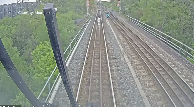 Lucky to escape death while playing near a train track in Canada - Photo 1.