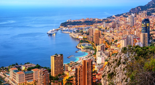 Giải mã quốc gia kỳ lạ Monaco, nơi các triệu phú cũng phải vật lộn tìm mảnh đất cắm dùi  - Ảnh 2.