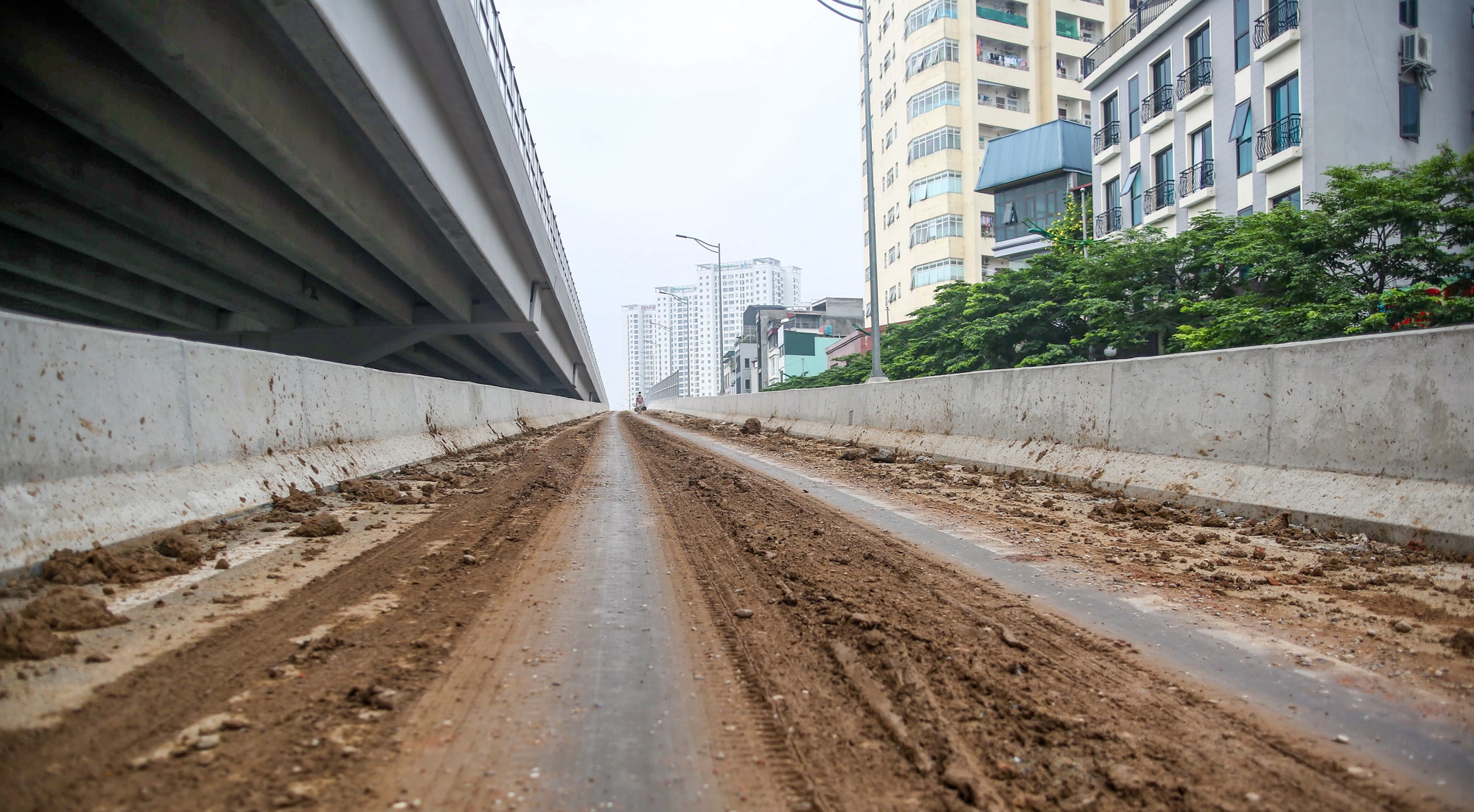 CSGT, TTGT dọn dẹp đất đá rơi vãi kín mặt đường dẫn lên cầu cạn Mai Dịch - Nam Thăng Long - Ảnh 1.