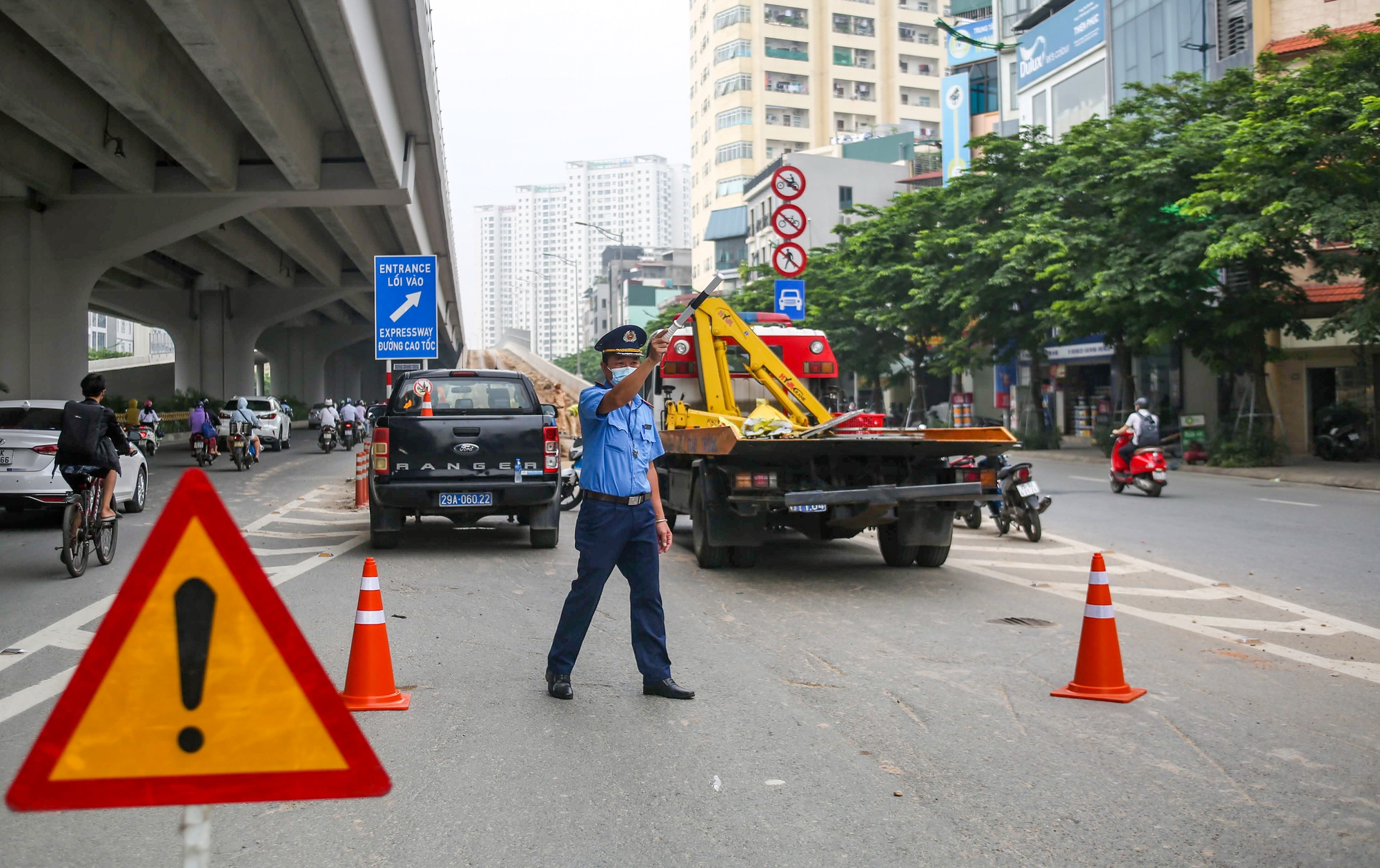 CSGT, TTGT dọn dẹp đất đá rơi vãi kín mặt đường dẫn lên cầu cạn Mai Dịch - Nam Thăng Long - Ảnh 2.