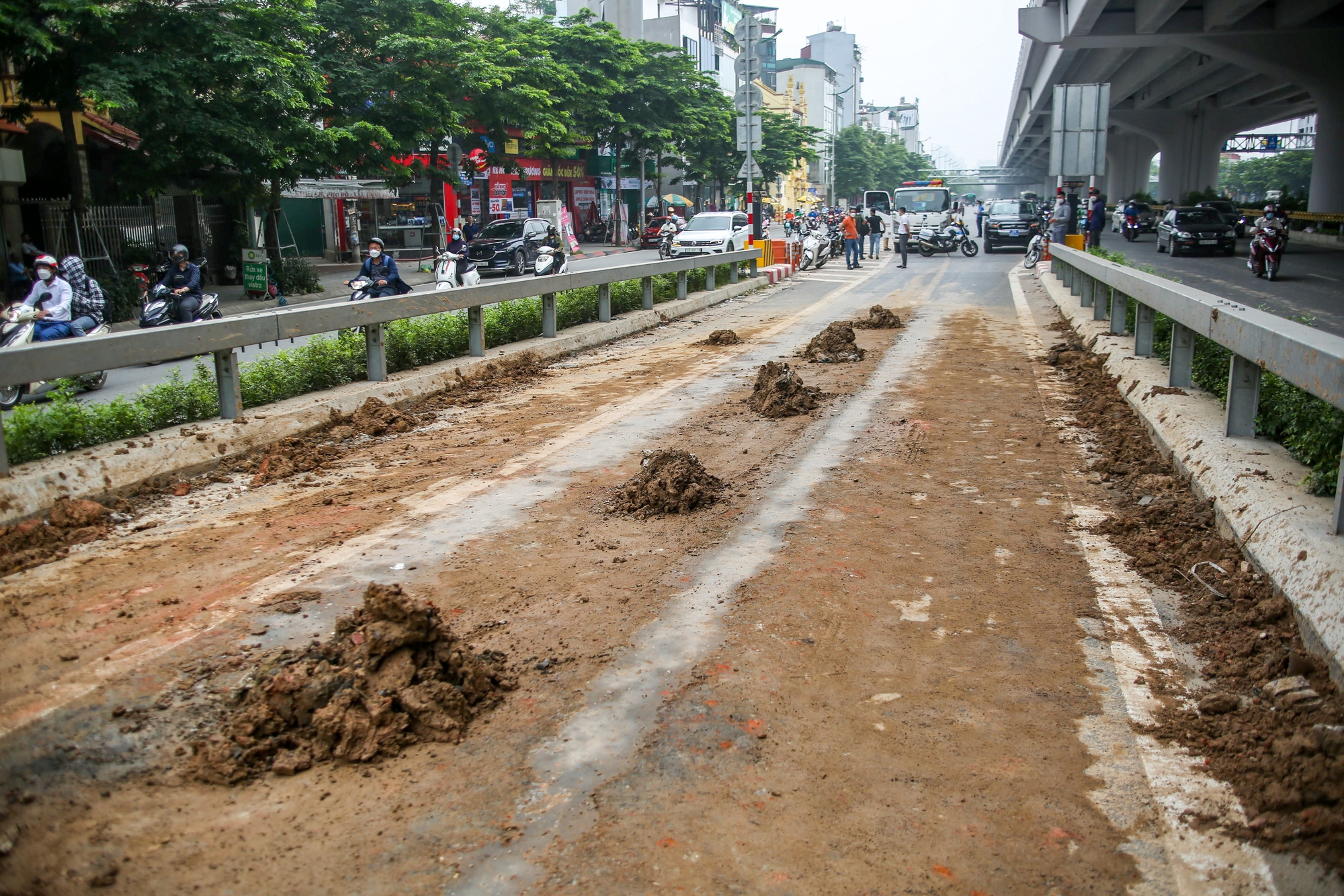 CSGT, TTGT dọn dẹp đất đá rơi vãi kín mặt đường dẫn lên cầu cạn Mai Dịch - Nam Thăng Long - Ảnh 6.