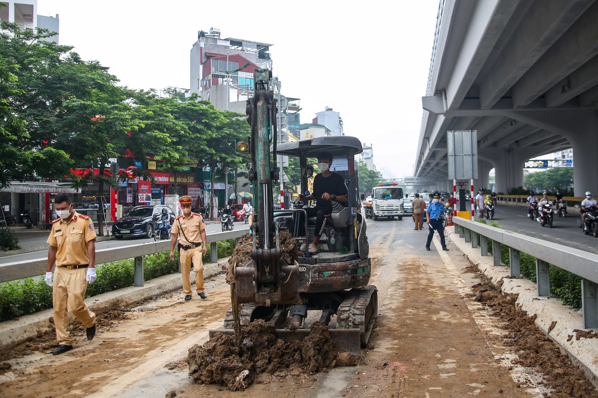 CSGT, TTGT dọn dẹp đất đá rơi vãi kín mặt đường dẫn lên cầu cạn Mai Dịch - Nam Thăng Long - Ảnh 7.