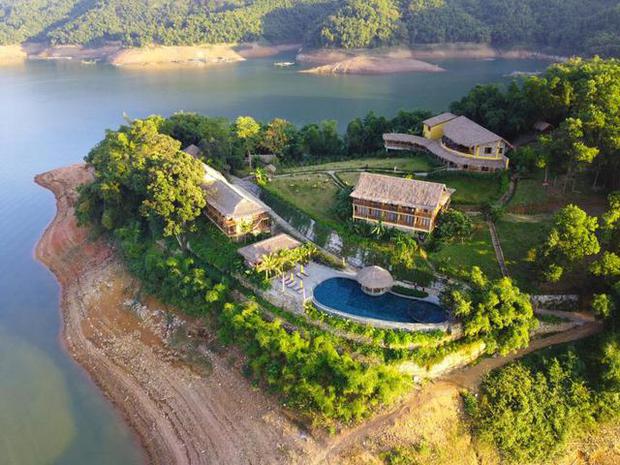 More than 2 hours drive from Hanoi, there is a resort oasis that is likened to Ha Long Bay on land: Go up the mountain to play and surrounded by water, room rates from 2.5 million VND/night - Photo 1.