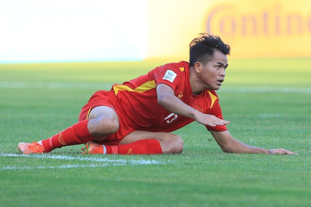 Highlights of the match U23 Vietnam vs U23 Malaysia: The referee watched VAR for 6 minutes, red card and penalty - Photo 2.