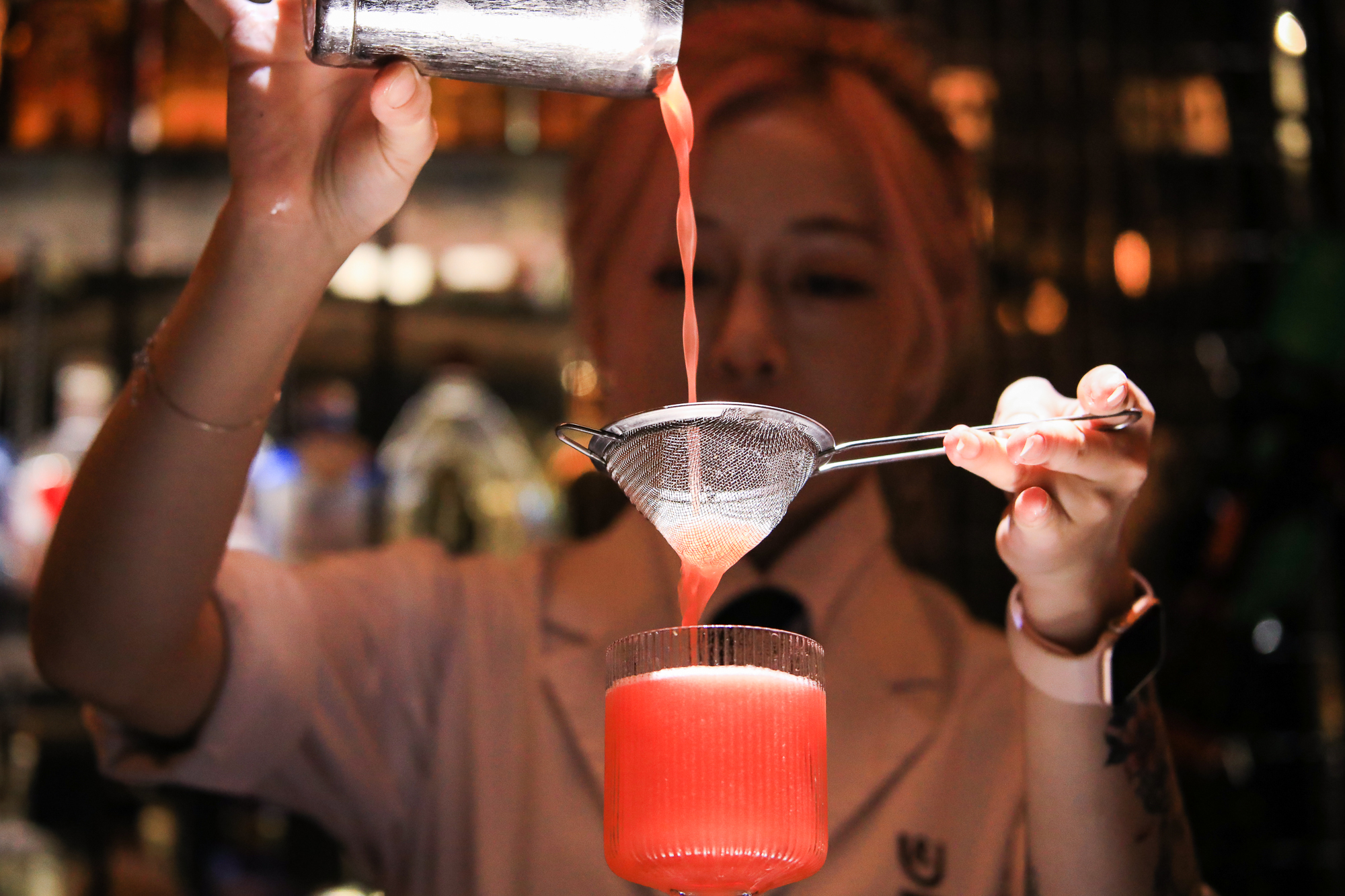 Nữ bartender xinh đẹp hút nửa triệu fan với những màn pha rượu như múa - Ảnh 7.