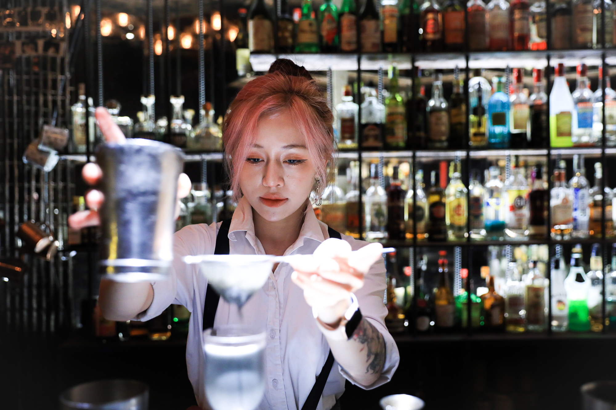 Nữ bartender xinh đẹp hút nửa triệu fan với những màn pha rượu như múa - Ảnh 1.