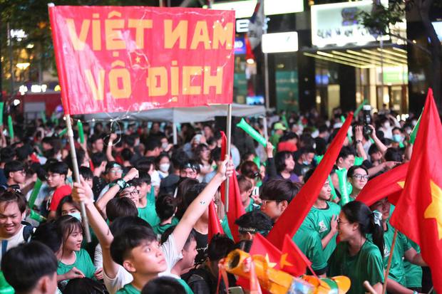 Khoảnh khắc vỡ òa hạnh phúc của hàng nghìn CĐV khi U23 Việt Nam giành vé vào tứ kết giải U23 châu Á - Ảnh 1.