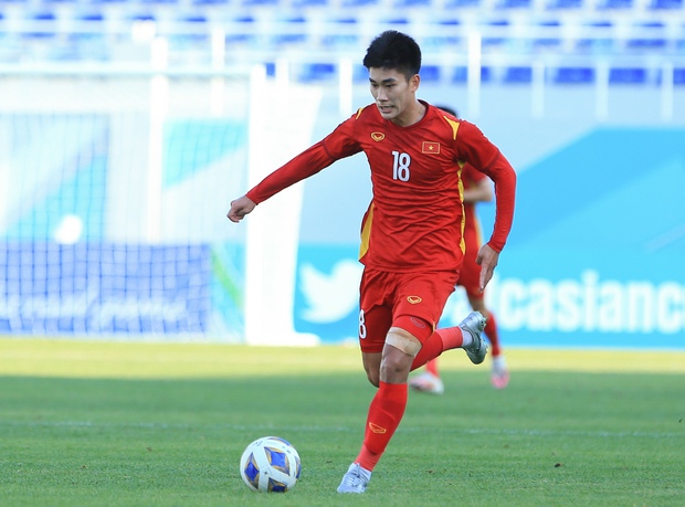 U23 Thái Lan thủng lưới, CĐV phát loa báo tin cho U23 Việt Nam ngay tại sân - Ảnh 1.