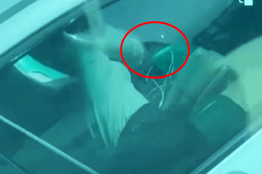 From the hot clip spreading the internet, will cars with black insulation film on the glass be sanctioned?  - Photo 1.