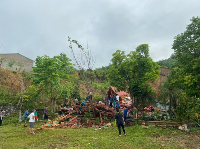 Sập nhà ở Thanh Hoá, cả gia đình 3 người mắc kẹt - Ảnh 1.